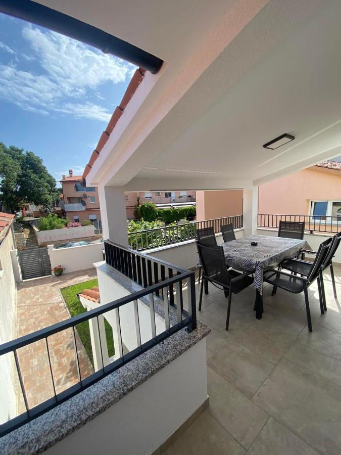 Family Beach Apartments Peroj Exterior foto